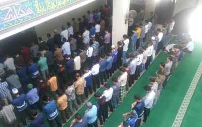 Sivitas Akademika IIB Darmajaya Shalat Gaib Berpulangnya BJ Habibie