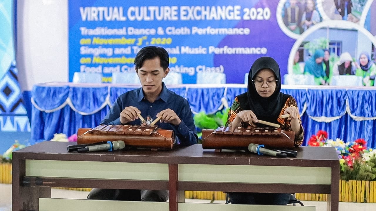 Virtual Culture Exchange, Mahasiswa IIB Darmajaya Nyanyikan Lagu Lampung dan Mainkan Cetik
