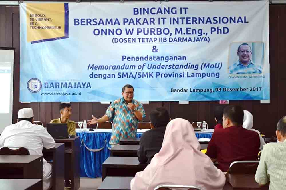 Guru SMA/SMK Bandar Lampung Bicang IT Bersama Onno W Purbo di Darmajaya
