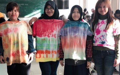 Asyiknya, Mahasiswa Darmajaya Berkreasi Baju Pelangi di Tiongkok