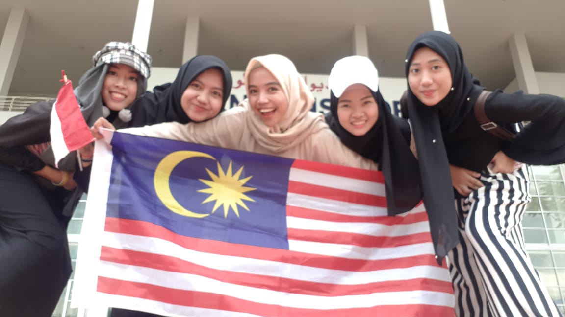 Mahasiswi IIB Darmajaya Kuliah di Malaysia : Home Sick, Dosen Humble Hingga Makanan Aneh