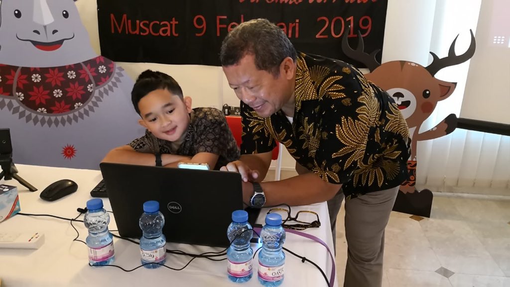Pakar IT Darmajaya Onno W Purbo Ajarkan Aplikasi Android Anak-anak Indonesia di Oman.