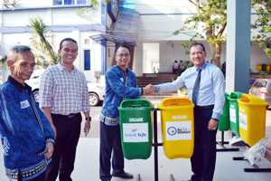 IBI Darmajaya Terima Pengadaan Kotak Sampah dari Bank BJB Lampung