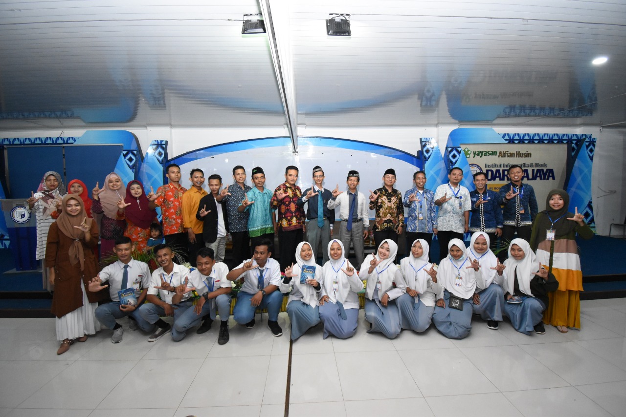 Tambah Wawasan, Pelajar SMK Pesantrean Bustanul Ulum Kunjungan Industri ke IIB Darmajaya