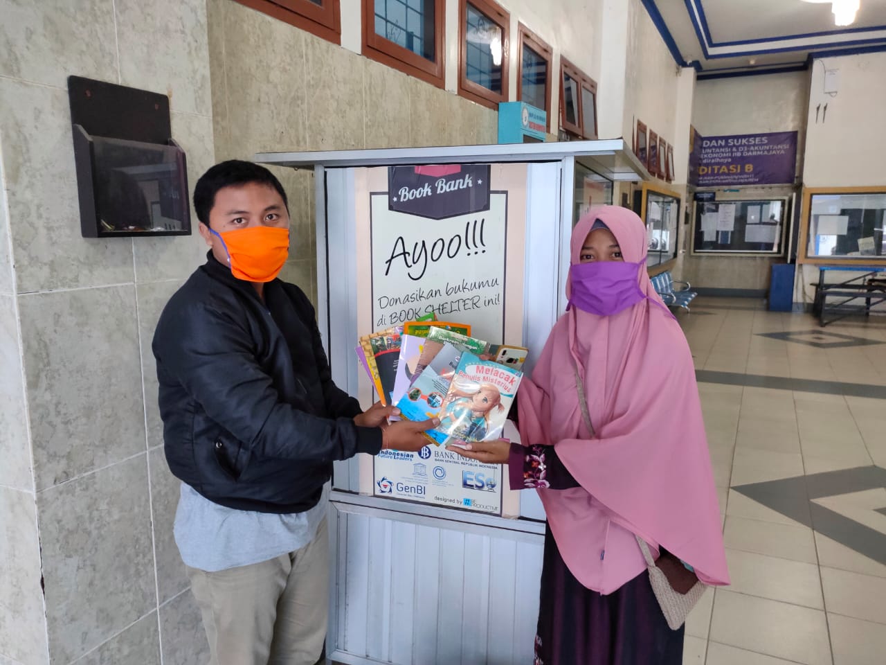 IIB Darmajaya Donasi Ratusan Buku kepada Rumah Baca Ardani