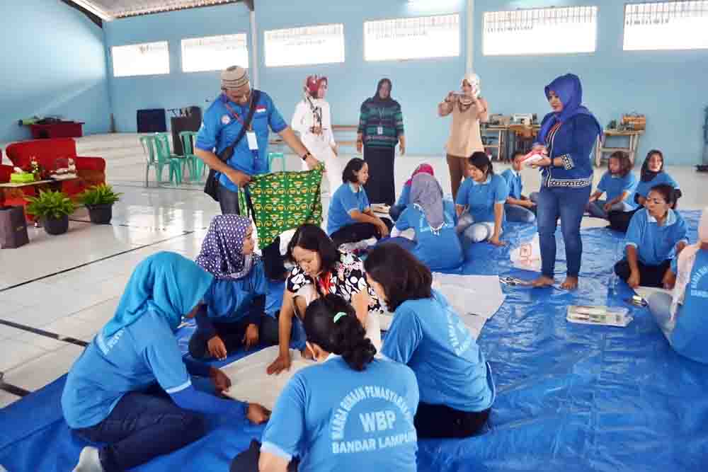 Dosen Darmajaya Latih Napi Buat Kerajinan Limbah Kain Motif Lampung