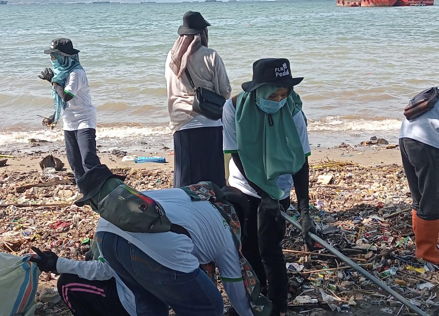 UKM Artala IIB Darmajaya Kolaborasi dengan PLN UID Lampung Bersih-bersih Pantai di Pesawahan