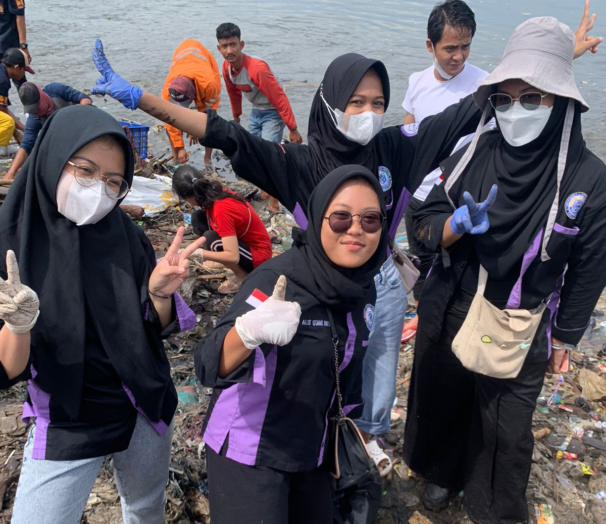 Viral Pantai Sukaraja, Bumiwaras! Mahasiswa Prodi Manajemen dan Bisnis Digital Darmajaya Ikut Bersih-bersih