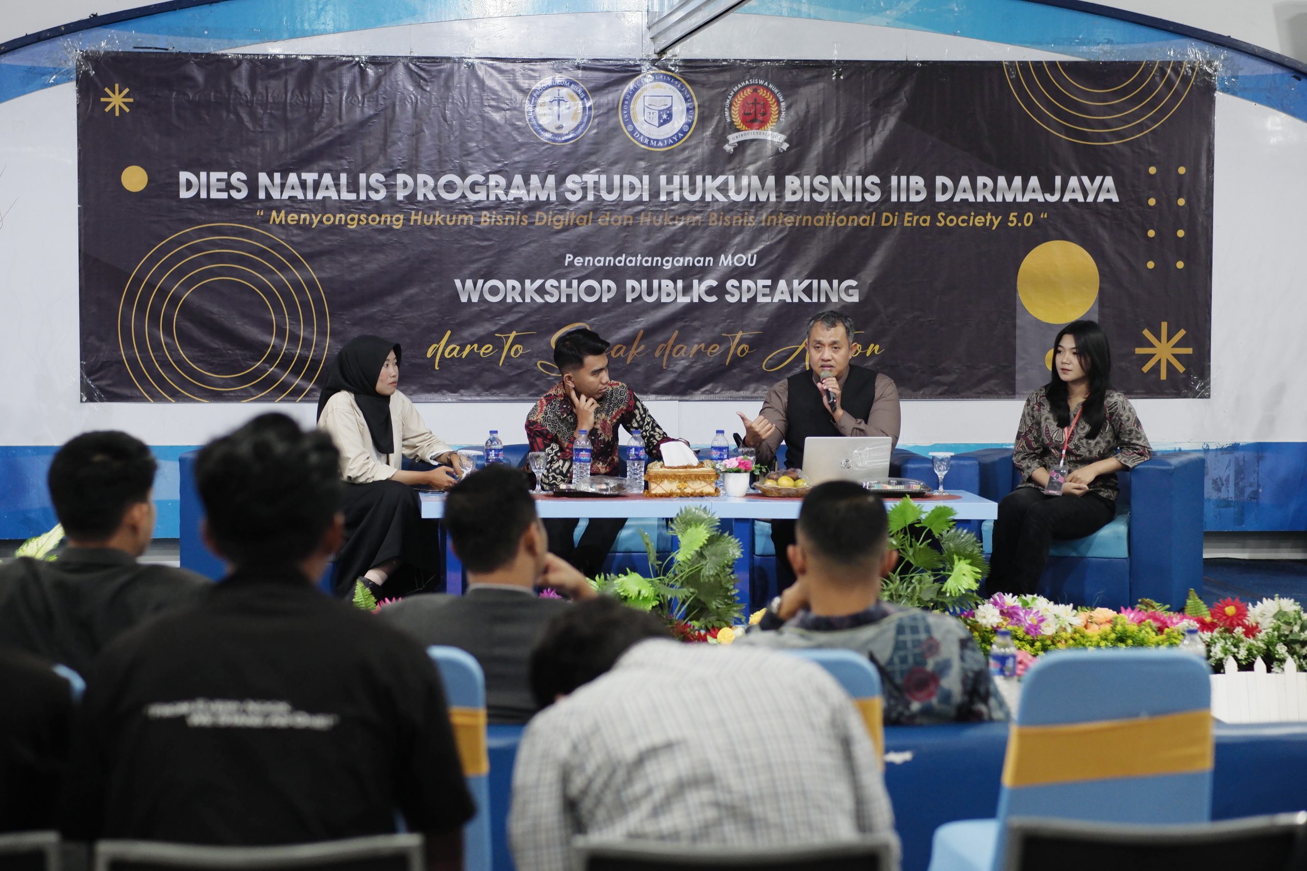 Prodi Hukum Bisnis Darmajaya MoU dengan NP & Co. Law Firm dan Gelar Workshop Public Speaking