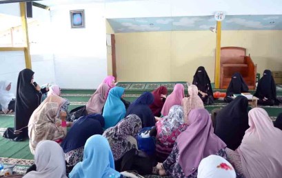 Muslimah Darmajaya Beritikaf di Masjid Terapung Al-Aminah
