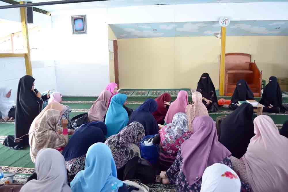 Muslimah Darmajaya Beritikaf di Masjid Terapung Al-Aminah