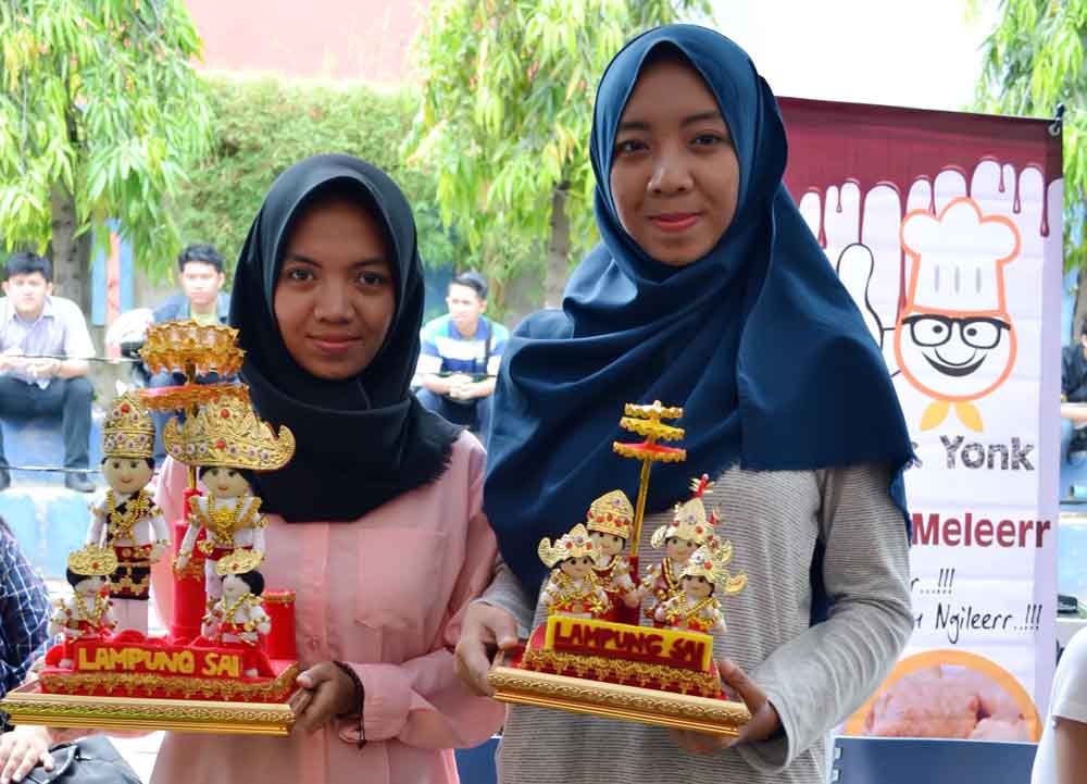 Boneka Adat Lampung Pukau Bazar Technopreneur Darmajaya
