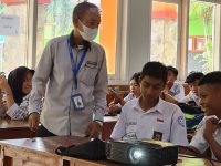 Dosen IIB Darmajaya Beri Pelatihan Jurnalistik di SMKN 8 Bandarlampung
