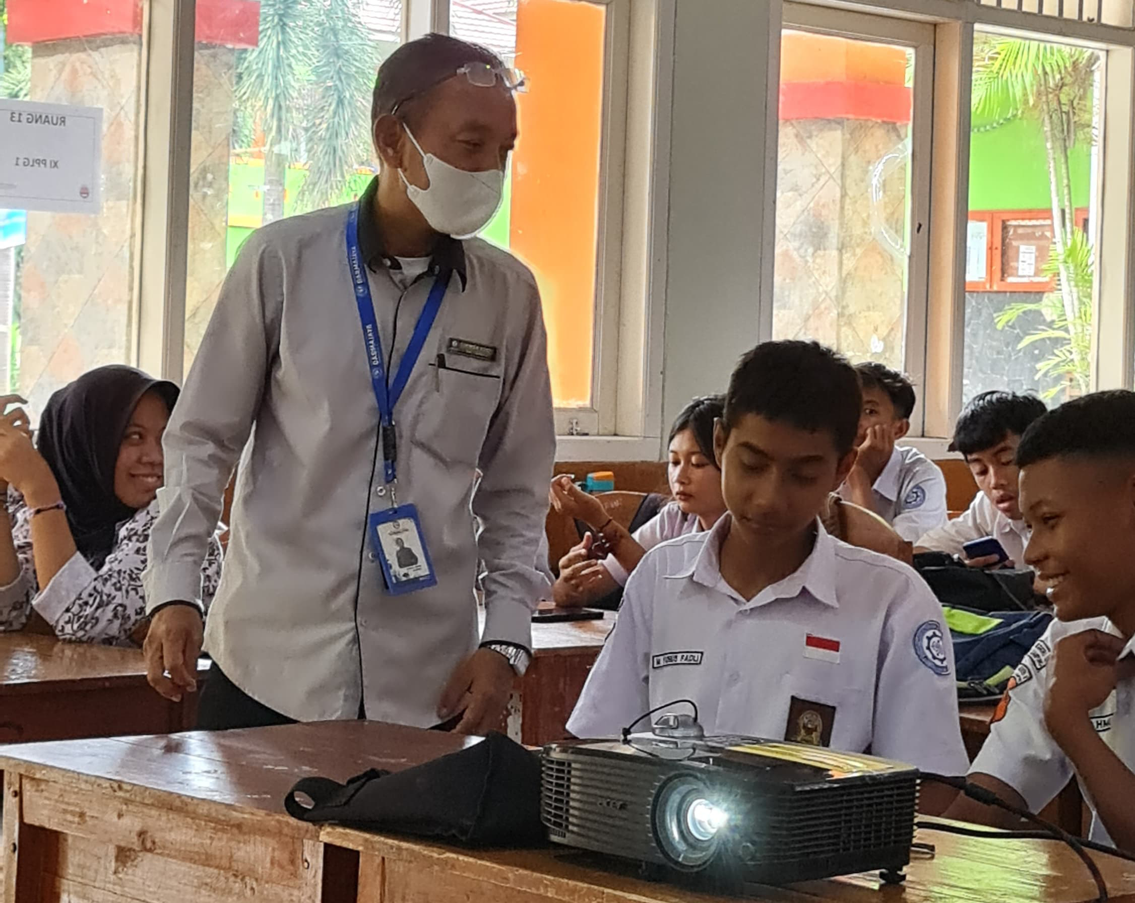 Dosen IIB Darmajaya Beri Pelatihan Jurnalistik di SMKN 8 Bandarlampung