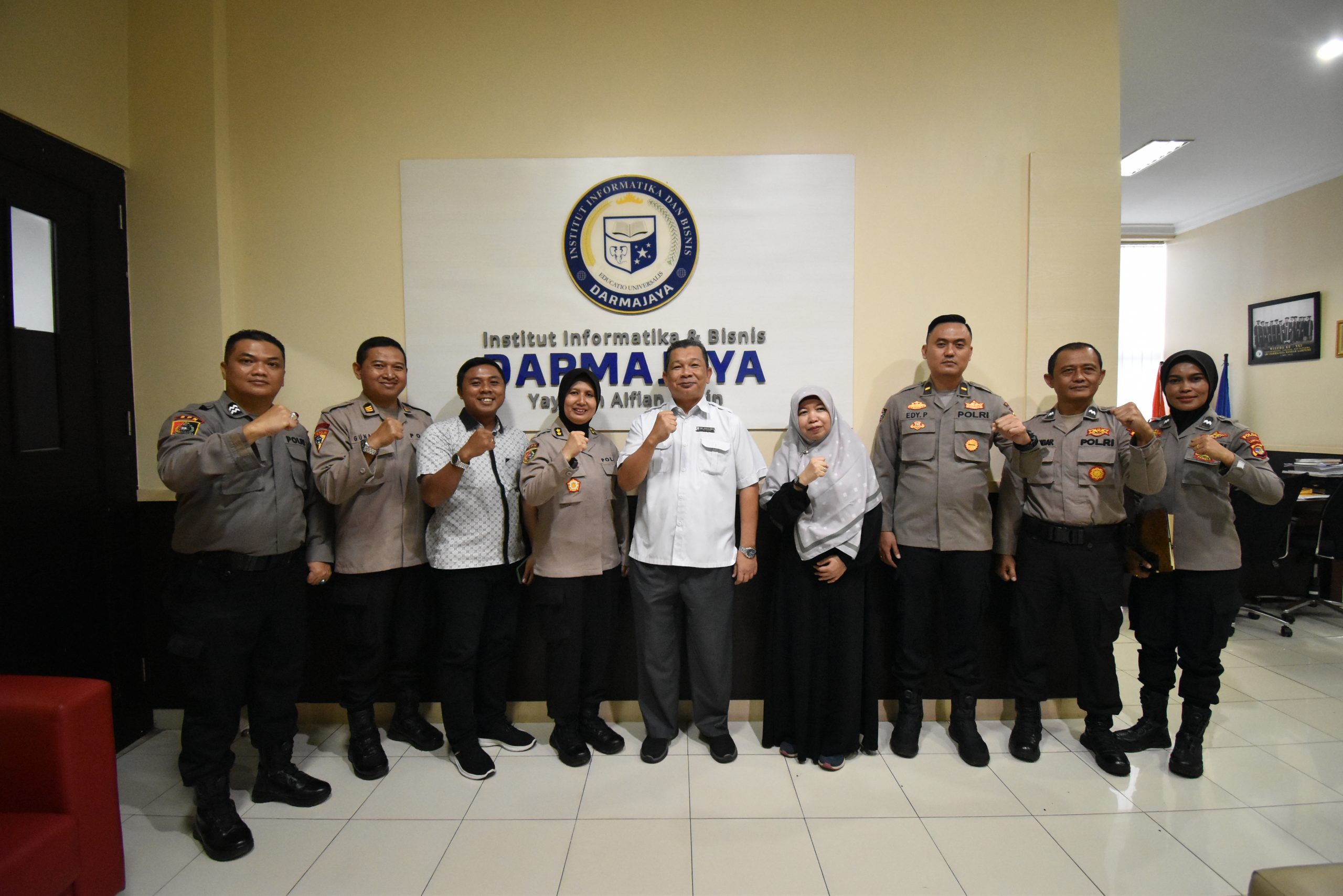 Resmi Jalin Kerjasama, Polda Lampung Serahkan Dokumen ke IIB Darmajaya