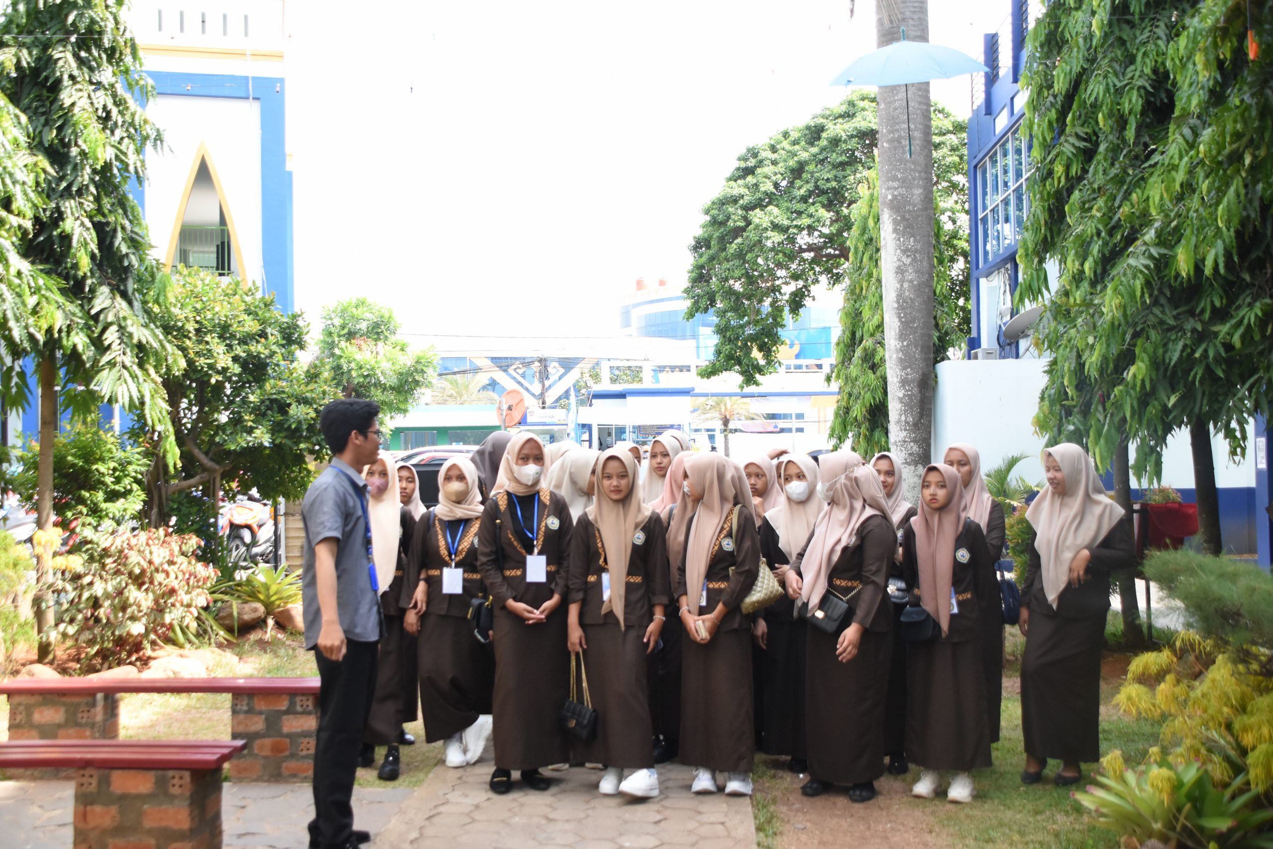 Puluhan Siswi SMK YP 17 Baradatu Tour Campus di IIB Darmajaya