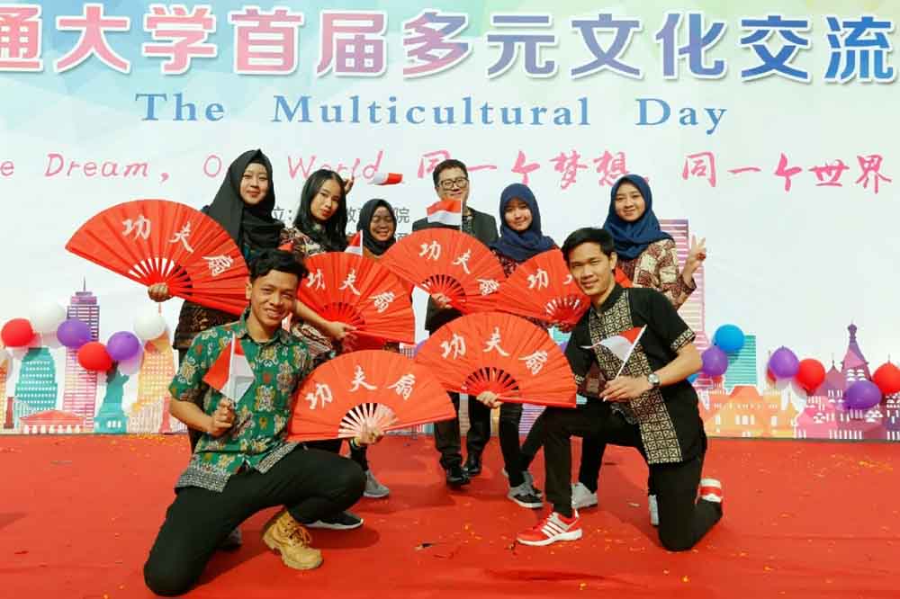 Mahasiswa Darmajaya Bangga Kenalkan Tari Bedana Kreasi di Tiongkok