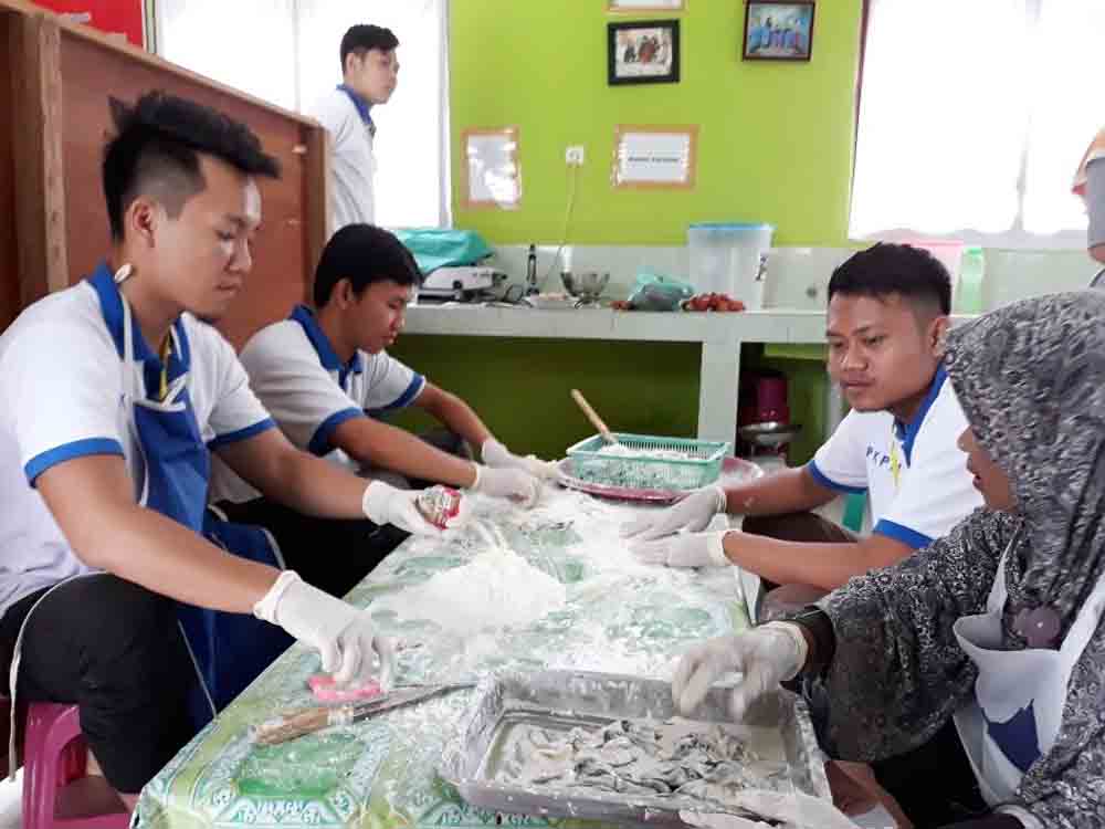PKPM Desa Pagelaran, Mahasiswa Darmajaya Kembangkan Produk Olahan Lele