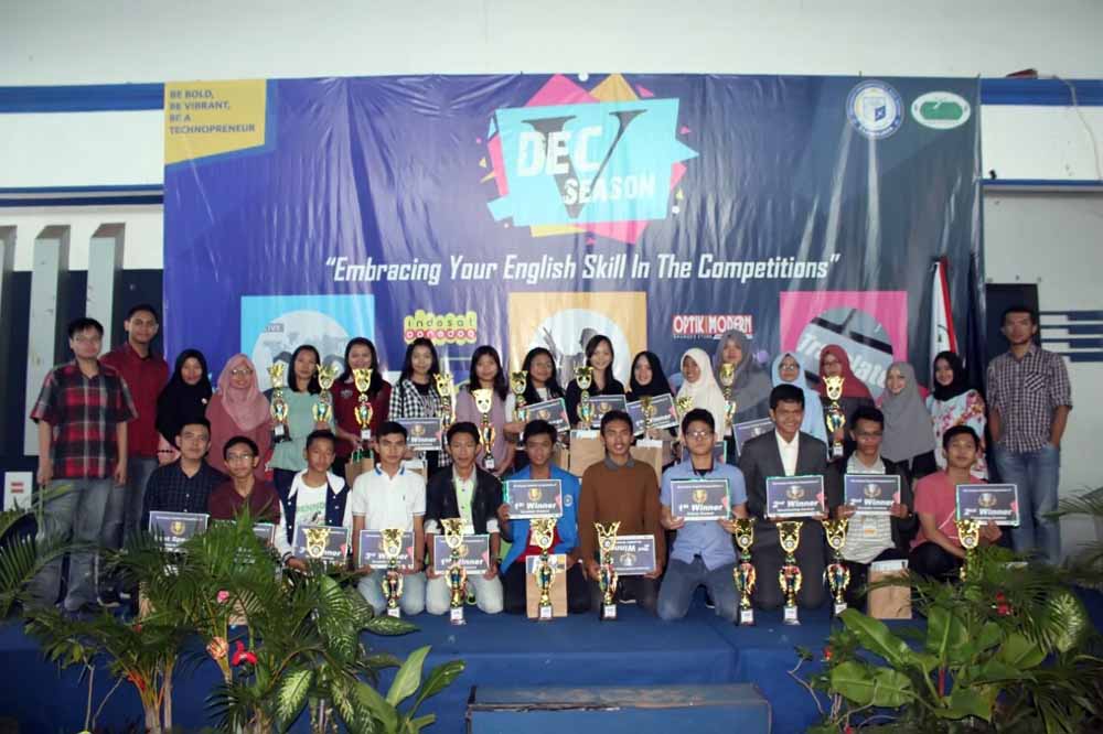 SMAN 2 Bandar Lampung Juara Debate Darmajaya English Competition