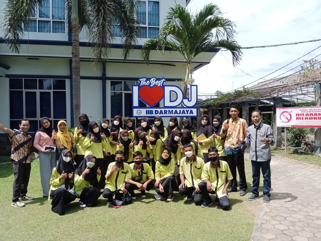 Rombongan Pelajar SMK Miftahul Ulum Kunjungan Industri ke IIB Darmajaya, Disambut Mahasiswa Asing