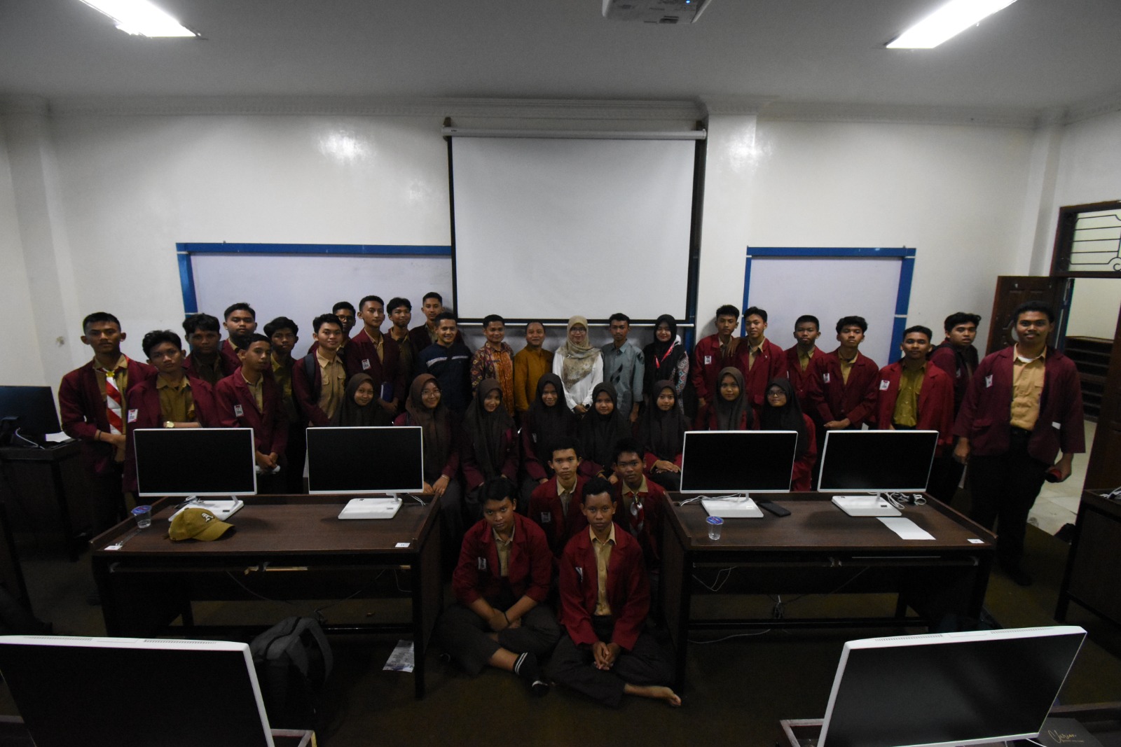 Dosen Prodi Teknik Informatika Darmajaya Kenalkan Platform Django kepada Pelajar SMK Telkom Lampung