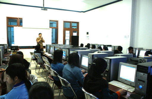 IBI Darmajaya Bekali Siswa-Siswi SMK dengan Pelatihan Komputer