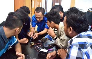 Hima Stekom Latih Mahasiswa Darmajaya Rancang Sensor Anti Maling